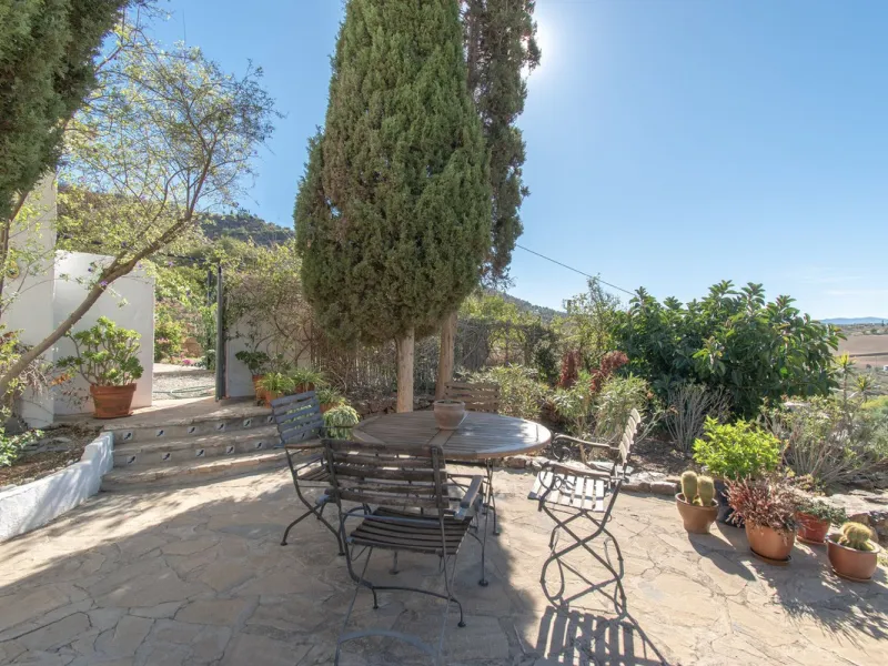 This exclusive Finca running as a successful Bed & Breakfast and rated 9 stars on booking is located in Alora and offers full privacy and spectacular open views of the countryside.