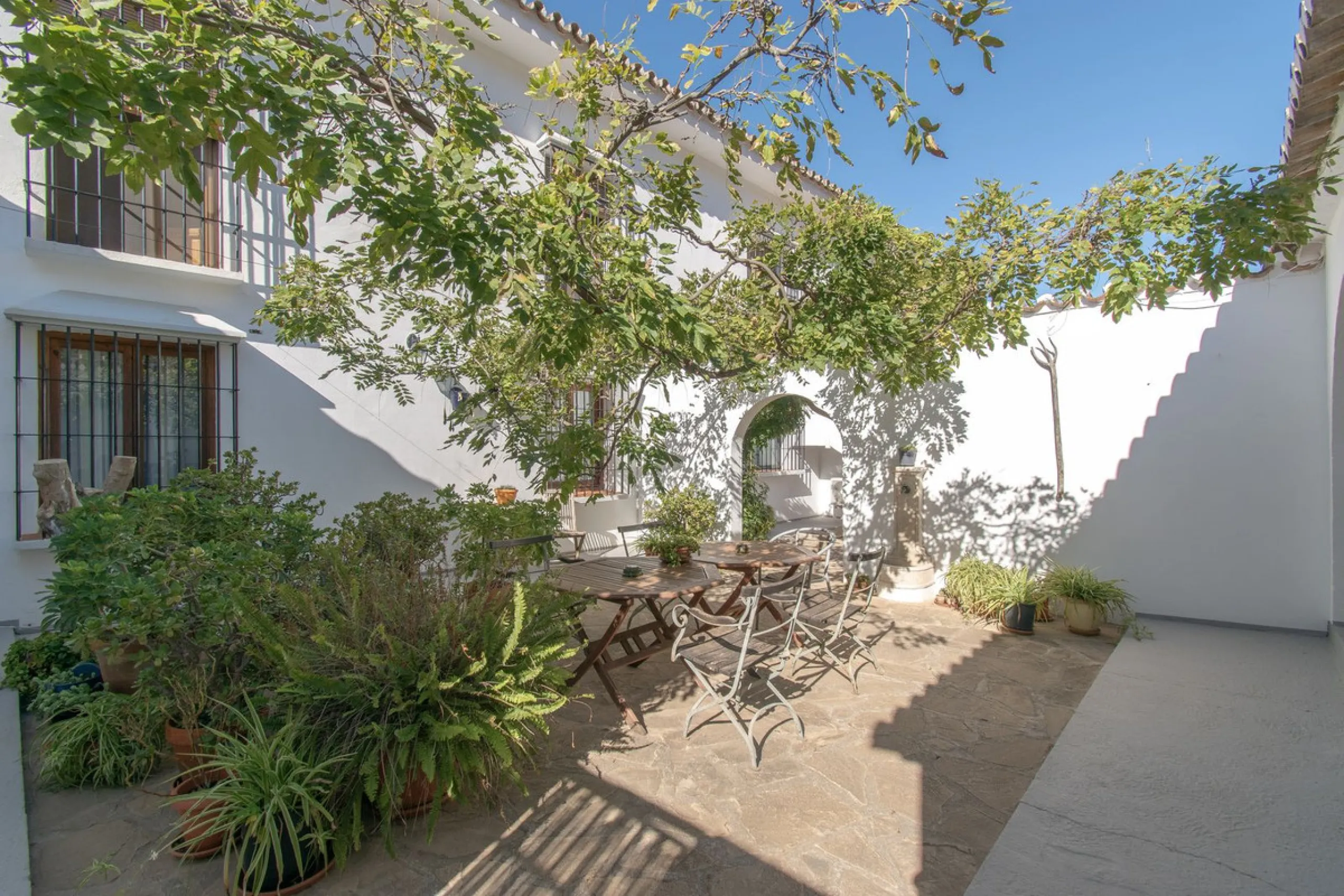 This exclusive Finca running as a successful Bed & Breakfast and rated 9 stars on booking is located in Alora and offers full privacy and spectacular open views of the countryside.