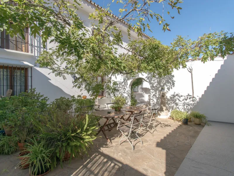 This exclusive Finca running as a successful Bed & Breakfast and rated 9 stars on booking is located in Alora and offers full privacy and spectacular open views of the countryside.