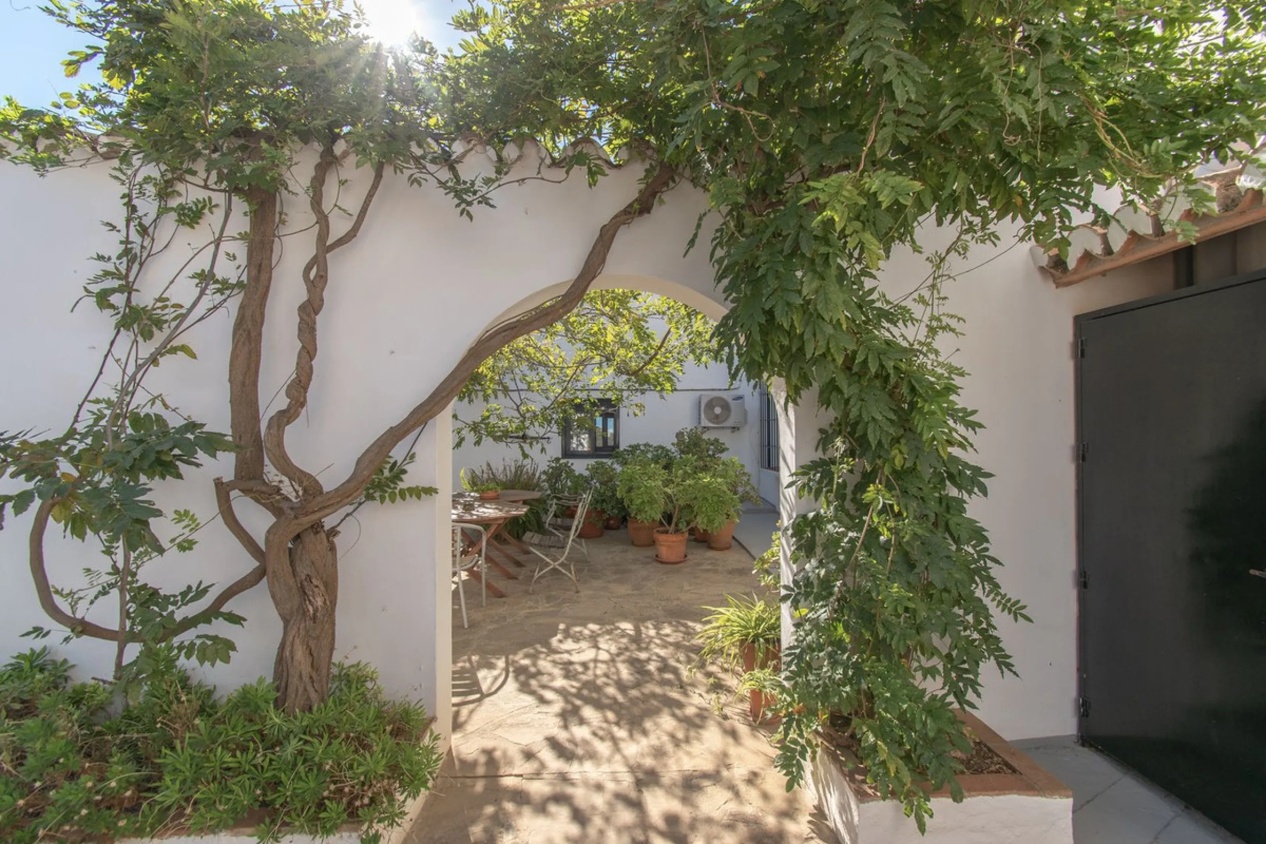 This exclusive Finca running as a successful Bed & Breakfast and rated 9 stars on booking is located in Alora and offers full privacy and spectacular open views of the countryside.