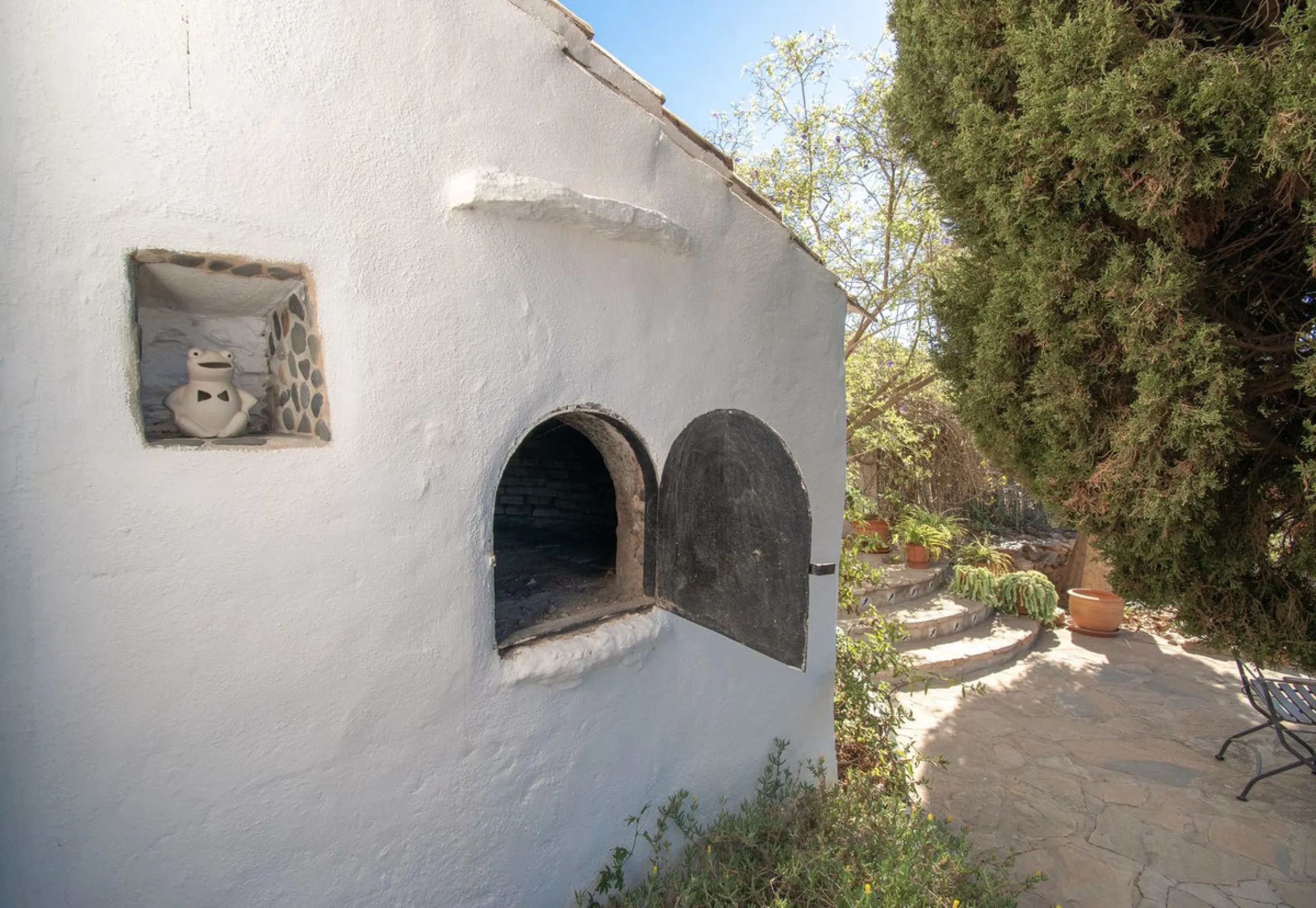 This exclusive Finca running as a successful Bed & Breakfast and rated 9 stars on booking is located in Alora and offers full privacy and spectacular open views of the countryside.