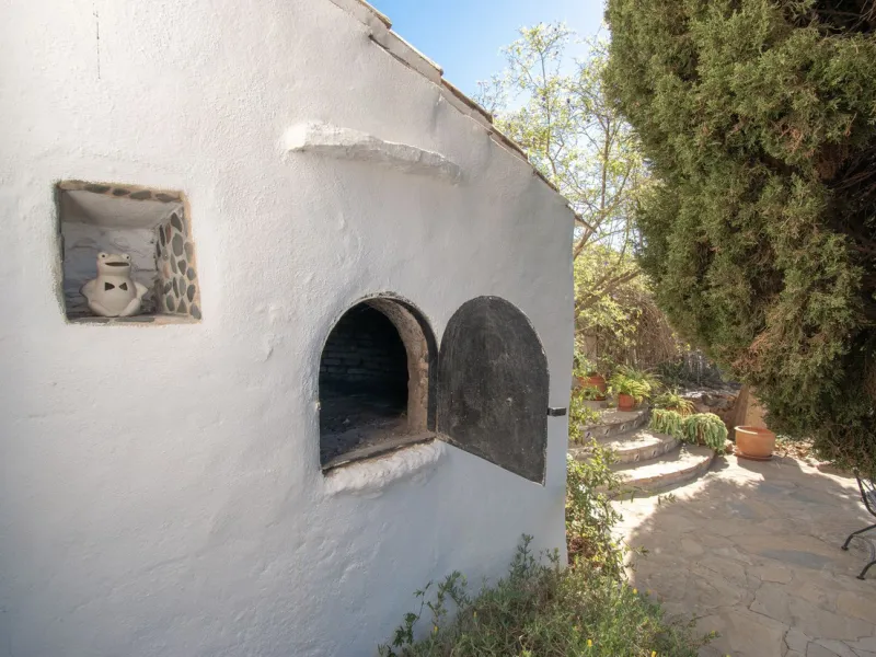 This exclusive Finca running as a successful Bed & Breakfast and rated 9 stars on booking is located in Alora and offers full privacy and spectacular open views of the countryside.