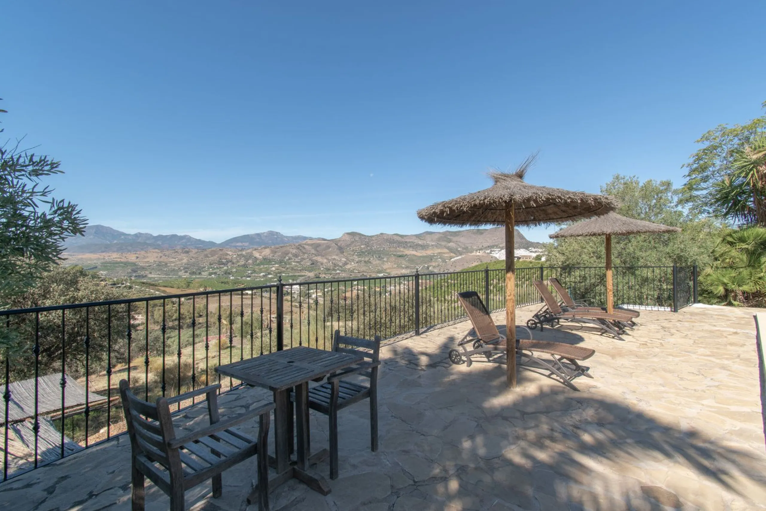 This exclusive Finca running as a successful Bed & Breakfast and rated 9 stars on booking is located in Alora and offers full privacy and spectacular open views of the countryside.