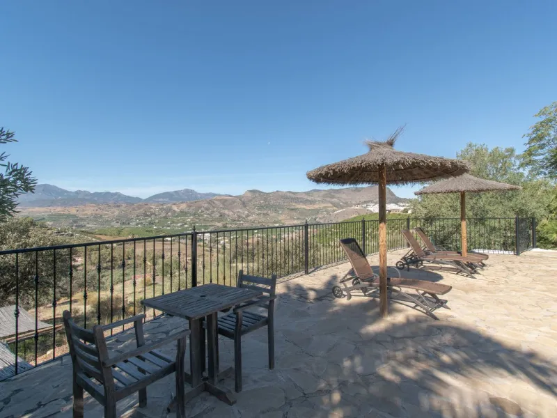 This exclusive Finca running as a successful Bed & Breakfast and rated 9 stars on booking is located in Alora and offers full privacy and spectacular open views of the countryside.