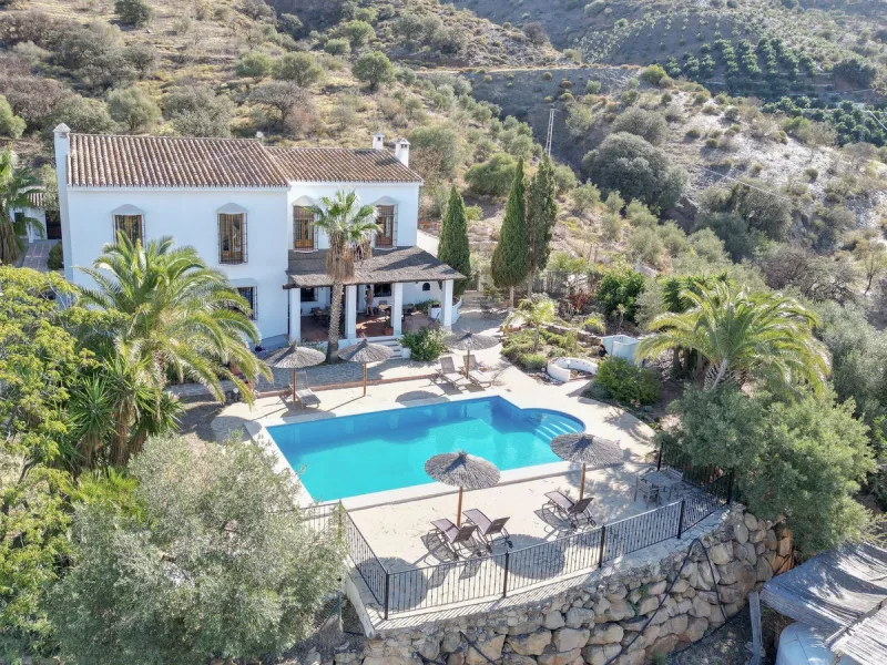 This exclusive Finca running as a successful Bed & Breakfast and rated 9 stars on booking is located in Alora and offers full privacy and spectacular open views of the countryside.