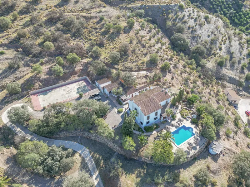 This exclusive Finca running as a successful Bed & Breakfast and rated 9 stars on booking is located in Alora and offers full privacy and spectacular open views of the countryside.