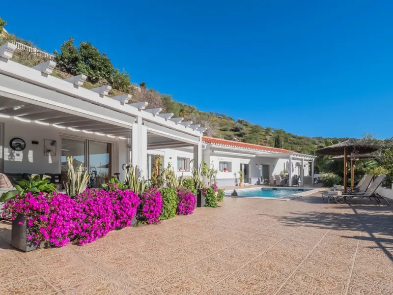 House - Detached Villa в продаже в Vélez-Málaga, Málaga. В доме 5 спален и 2 ванных комнат. Площадь дома 199 м². Площадь участка 5161 м²