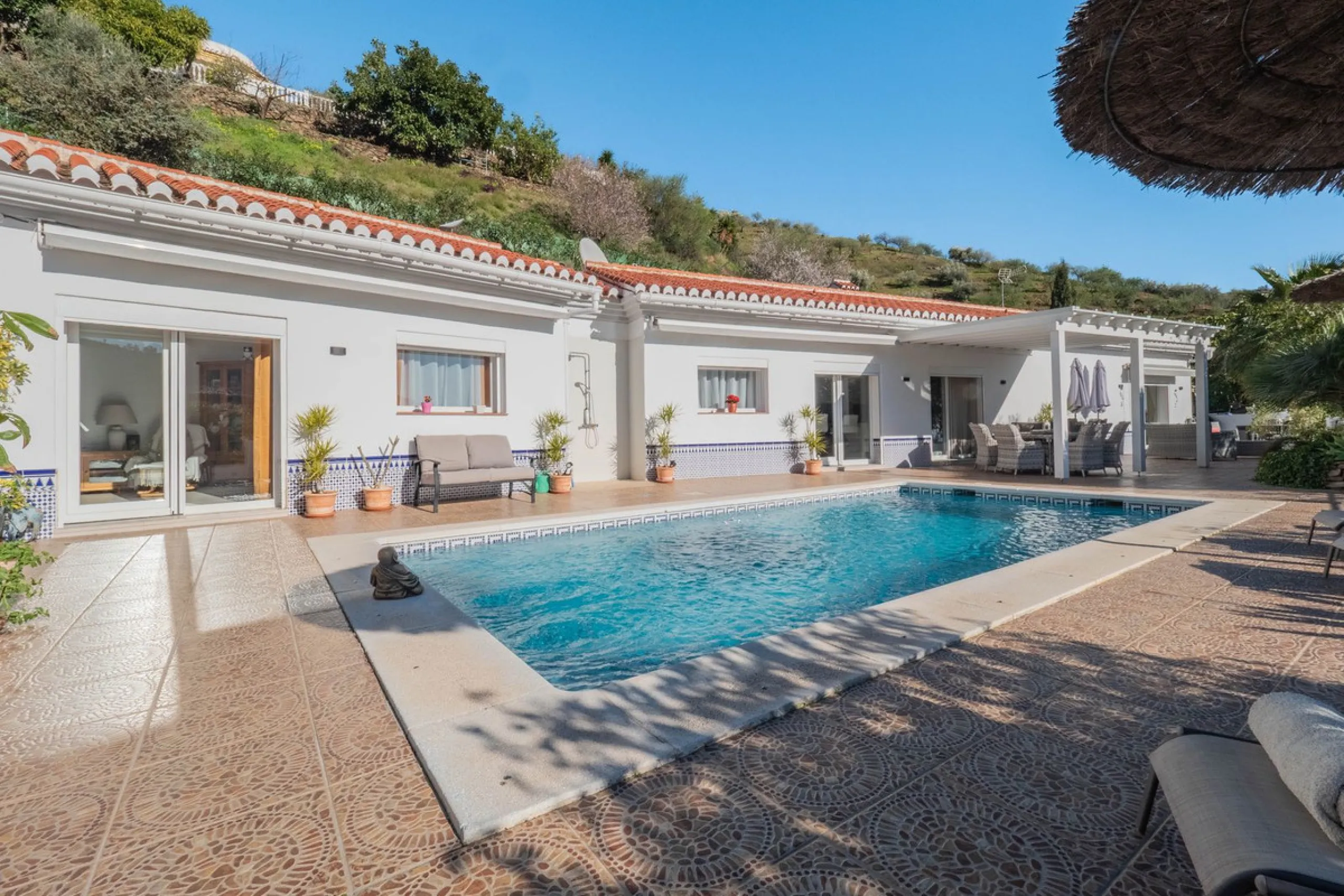 House - Detached Villa в продаже в Vélez-Málaga, Málaga. В доме 5 спален и 2 ванных комнат. Площадь дома 199 м². Площадь участка 5161 м²