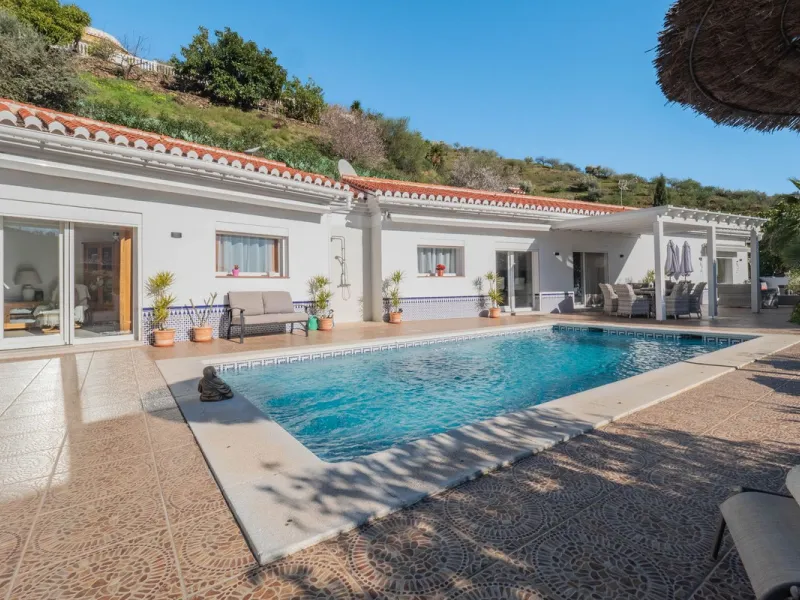 House - Detached Villa в продаже в Vélez-Málaga, Málaga. В доме 5 спален и 2 ванных комнат. Площадь дома 199 м². Площадь участка 5161 м²