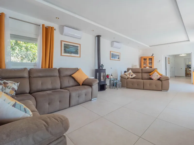 House - Detached Villa в продаже в Vélez-Málaga, Málaga. В доме 5 спален и 2 ванных комнат. Площадь дома 199 м². Площадь участка 5161 м²