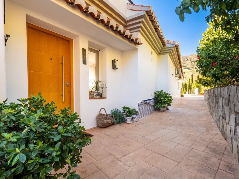 House - Detached Villa в продаже в Vélez-Málaga, Málaga. В доме 5 спален и 2 ванных комнат. Площадь дома 199 м². Площадь участка 5161 м²