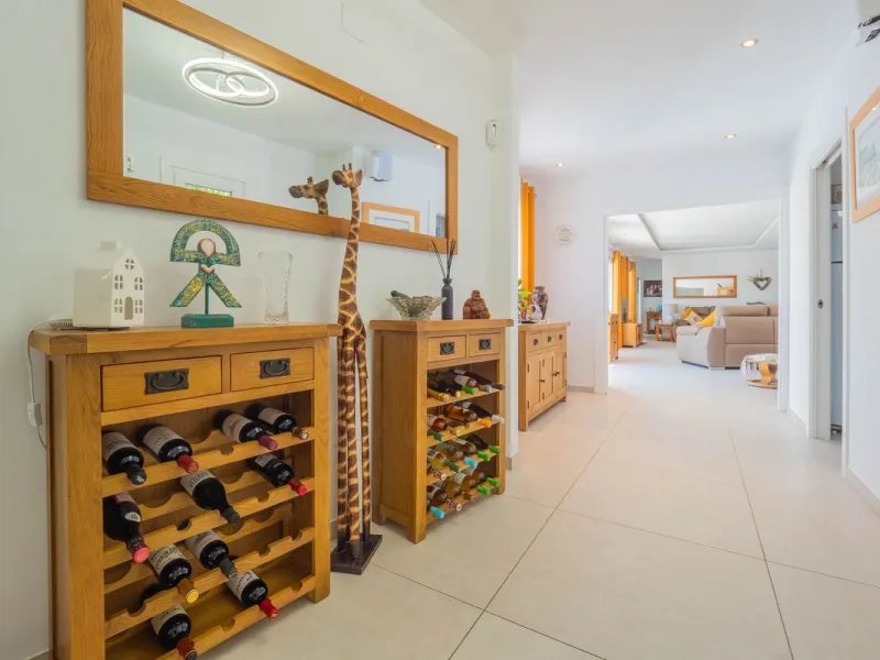House - Detached Villa в продаже в Vélez-Málaga, Málaga. В доме 5 спален и 2 ванных комнат. Площадь дома 199 м². Площадь участка 5161 м²