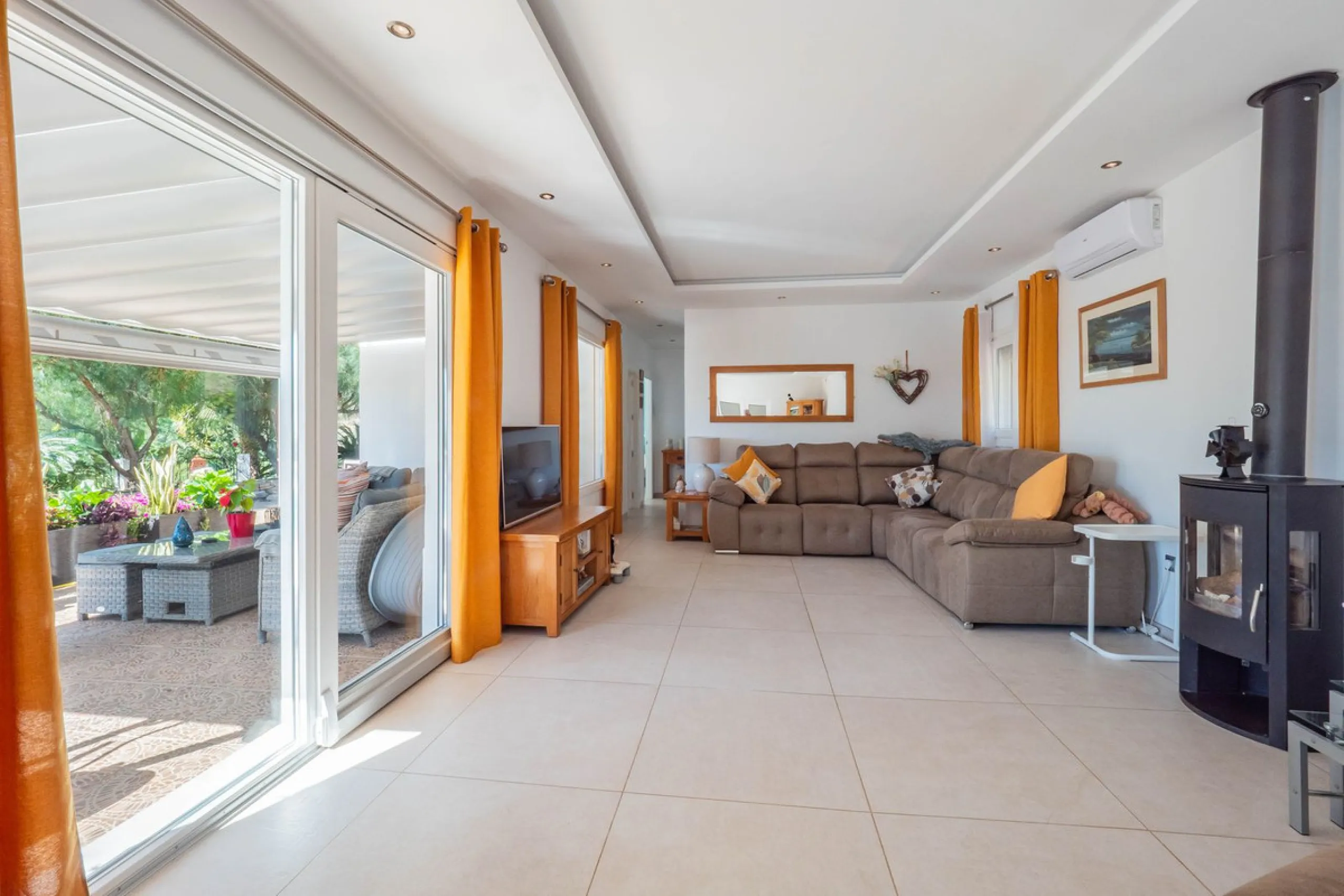 House - Detached Villa в продаже в Vélez-Málaga, Málaga. В доме 5 спален и 2 ванных комнат. Площадь дома 199 м². Площадь участка 5161 м²