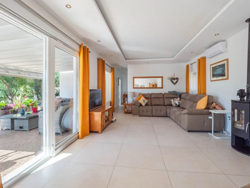 House - Detached Villa в продаже в Vélez-Málaga, Málaga. В доме 5 спален и 2 ванных комнат. Площадь дома 199 м². Площадь участка 5161 м²