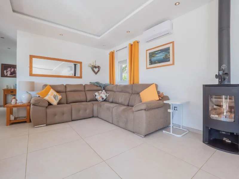 House - Detached Villa в продаже в Vélez-Málaga, Málaga. В доме 5 спален и 2 ванных комнат. Площадь дома 199 м². Площадь участка 5161 м²
