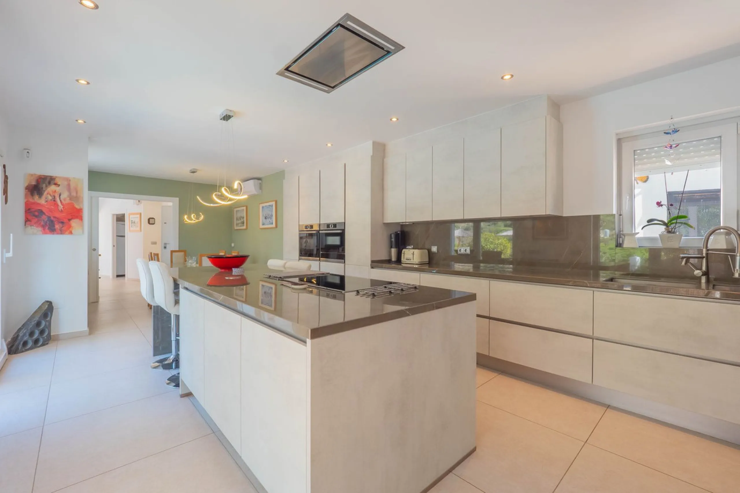 House - Detached Villa в продаже в Vélez-Málaga, Málaga. В доме 5 спален и 2 ванных комнат. Площадь дома 199 м². Площадь участка 5161 м²