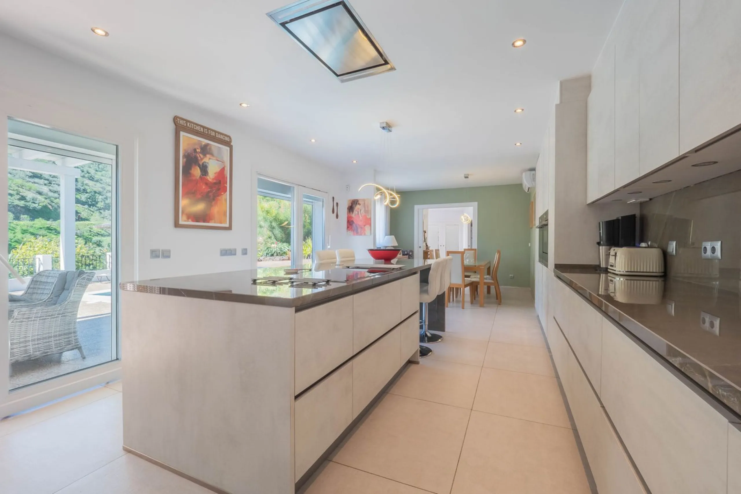 House - Detached Villa в продаже в Vélez-Málaga, Málaga. В доме 5 спален и 2 ванных комнат. Площадь дома 199 м². Площадь участка 5161 м²