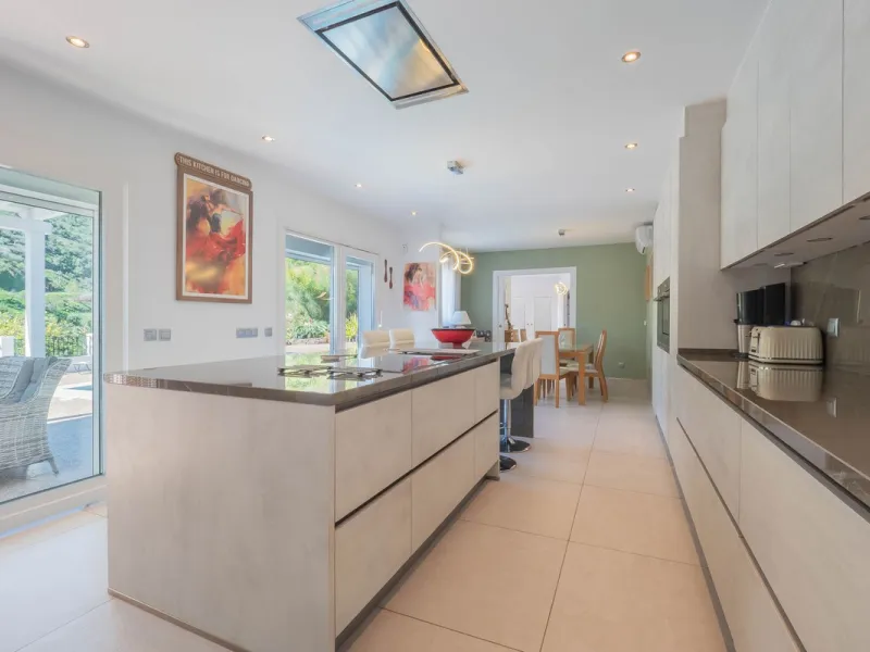 House - Detached Villa в продаже в Vélez-Málaga, Málaga. В доме 5 спален и 2 ванных комнат. Площадь дома 199 м². Площадь участка 5161 м²