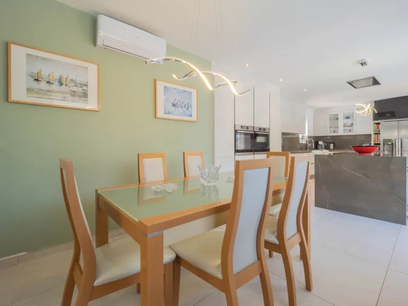 House - Detached Villa в продаже в Vélez-Málaga, Málaga. В доме 5 спален и 2 ванных комнат. Площадь дома 199 м². Площадь участка 5161 м²