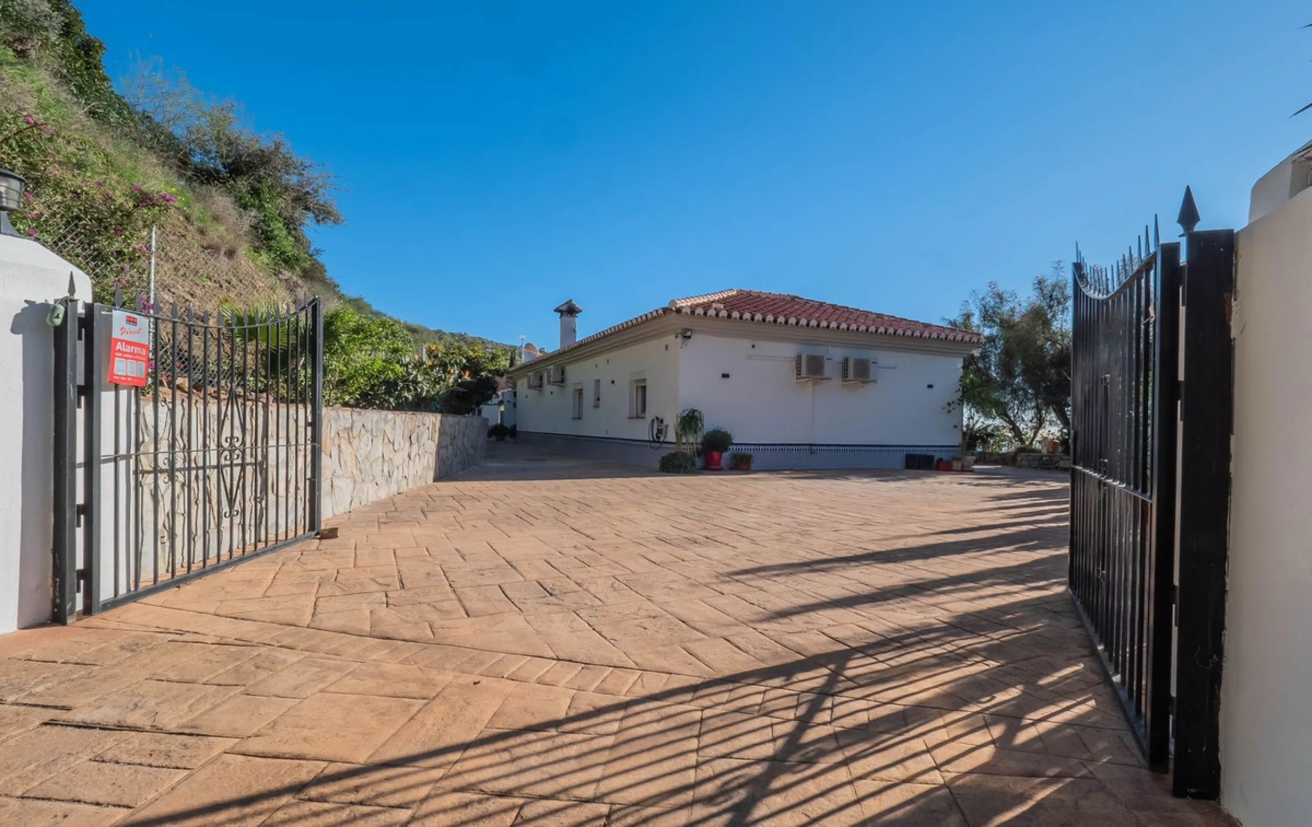 House - Detached Villa в продаже в Vélez-Málaga, Málaga. В доме 5 спален и 2 ванных комнат. Площадь дома 199 м². Площадь участка 5161 м²