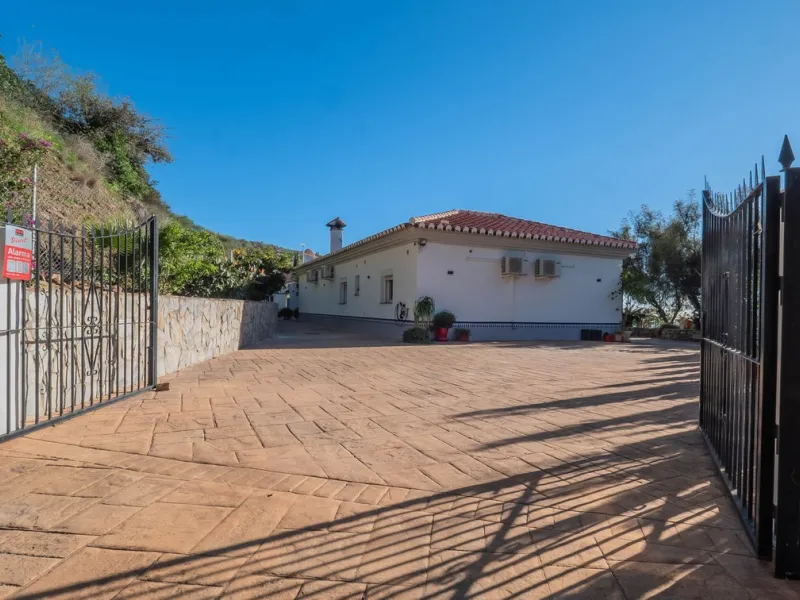 House - Detached Villa в продаже в Vélez-Málaga, Málaga. В доме 5 спален и 2 ванных комнат. Площадь дома 199 м². Площадь участка 5161 м²