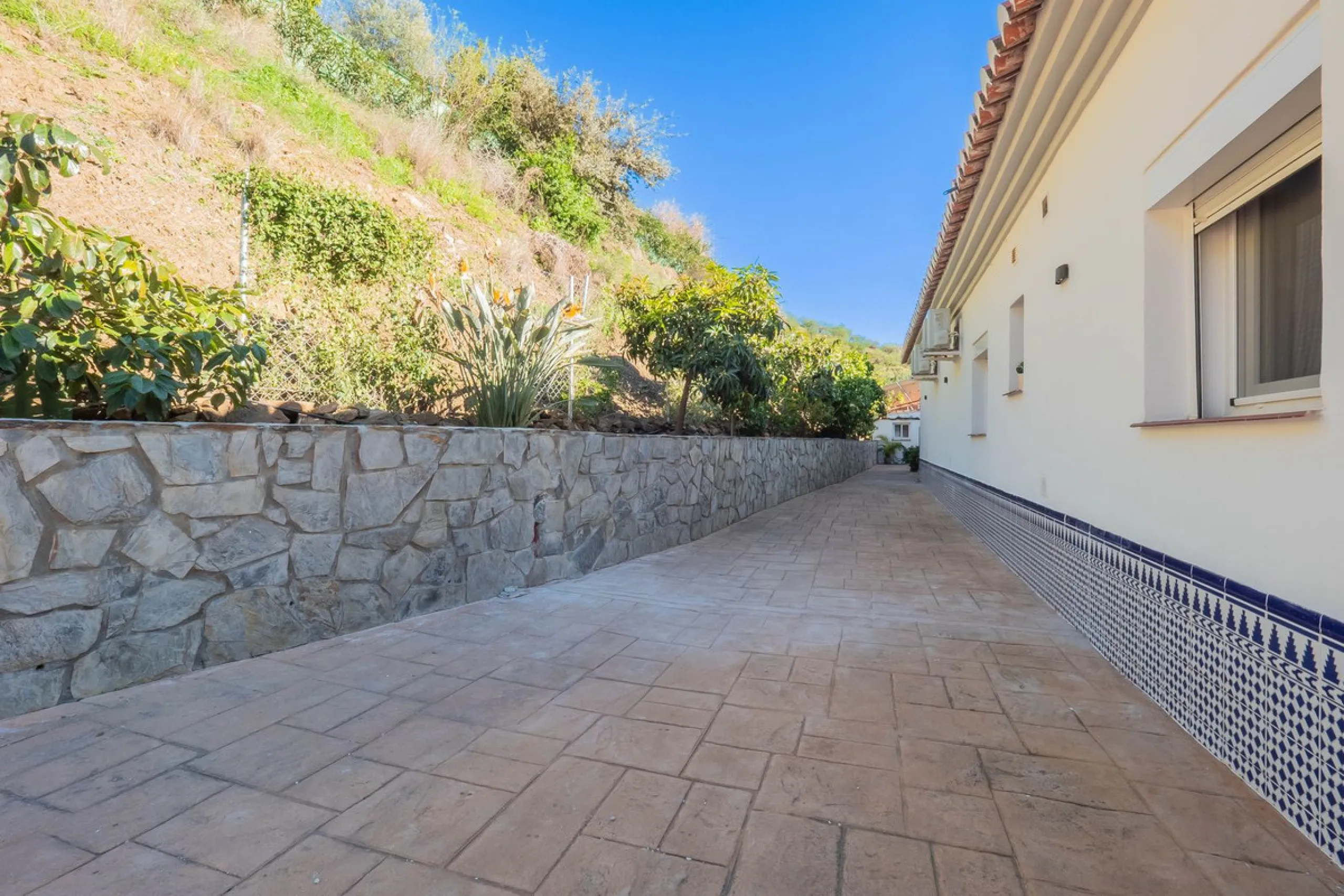 House - Detached Villa в продаже в Vélez-Málaga, Málaga. В доме 5 спален и 2 ванных комнат. Площадь дома 199 м². Площадь участка 5161 м²