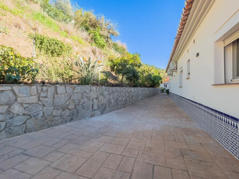 House - Detached Villa в продаже в Vélez-Málaga, Málaga. В доме 5 спален и 2 ванных комнат. Площадь дома 199 м². Площадь участка 5161 м²