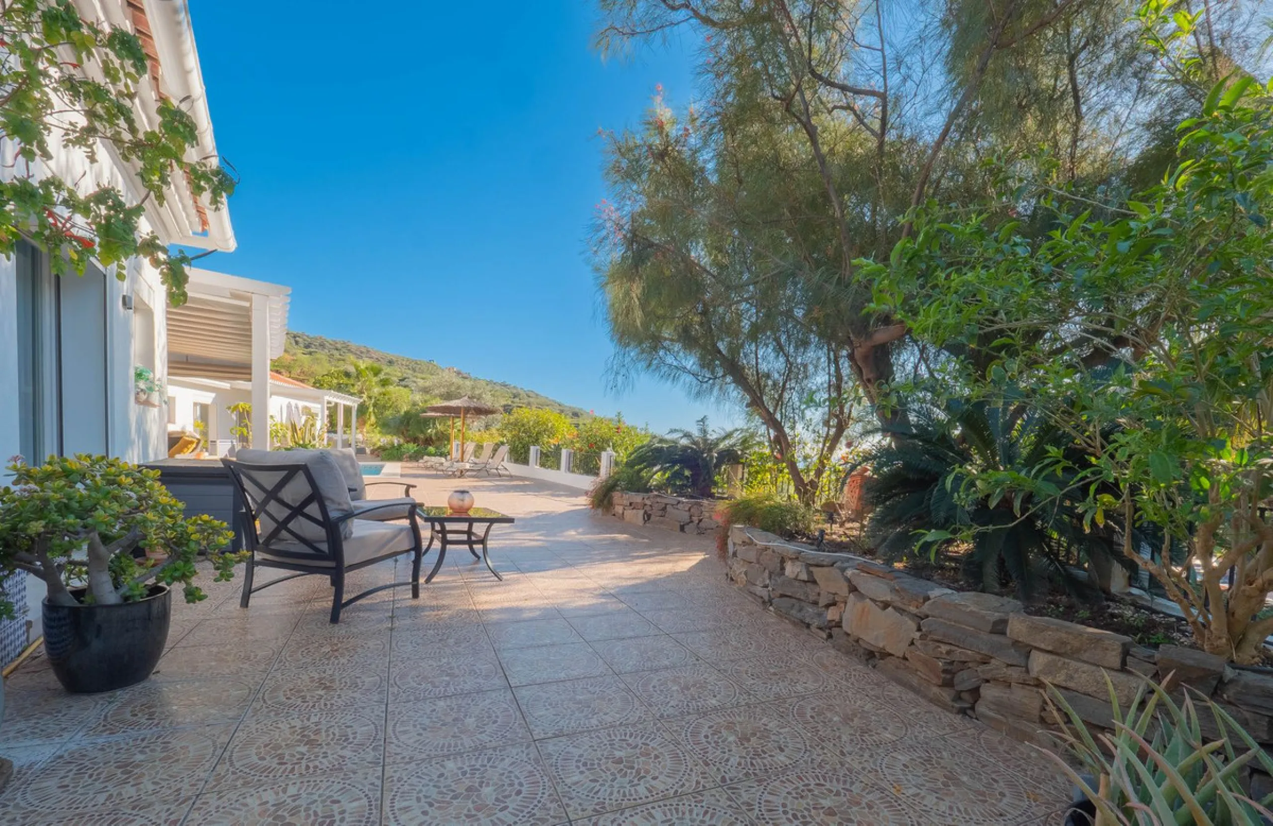 House - Detached Villa в продаже в Vélez-Málaga, Málaga. В доме 5 спален и 2 ванных комнат. Площадь дома 199 м². Площадь участка 5161 м²