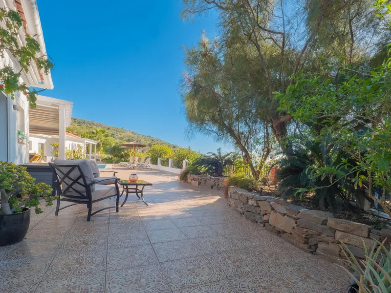 House - Detached Villa в продаже в Vélez-Málaga, Málaga. В доме 5 спален и 2 ванных комнат. Площадь дома 199 м². Площадь участка 5161 м²