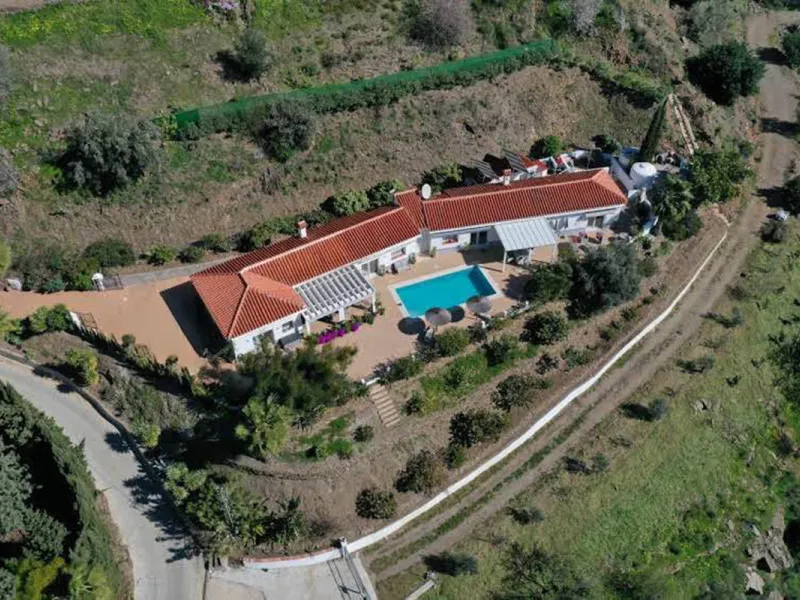 House - Detached Villa в продаже в Vélez-Málaga, Málaga. В доме 5 спален и 2 ванных комнат. Площадь дома 199 м². Площадь участка 5161 м²