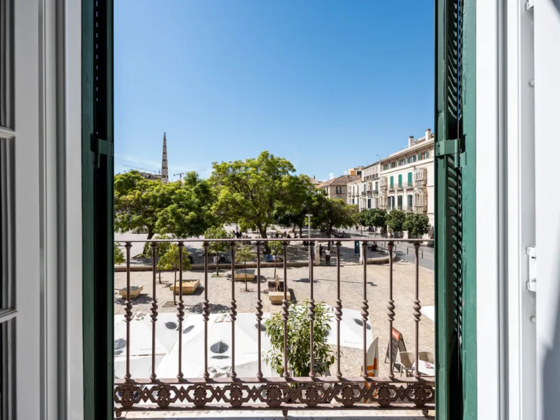Exceptional historic residence with four bedrooms, three bathrooms, and two living rooms, located in Picasso's Birthplace House in Plaza de la Merced, the most historic area of Málaga. Its meticulous luxury restoration in 2023 preserves 4.2-meter-high bea