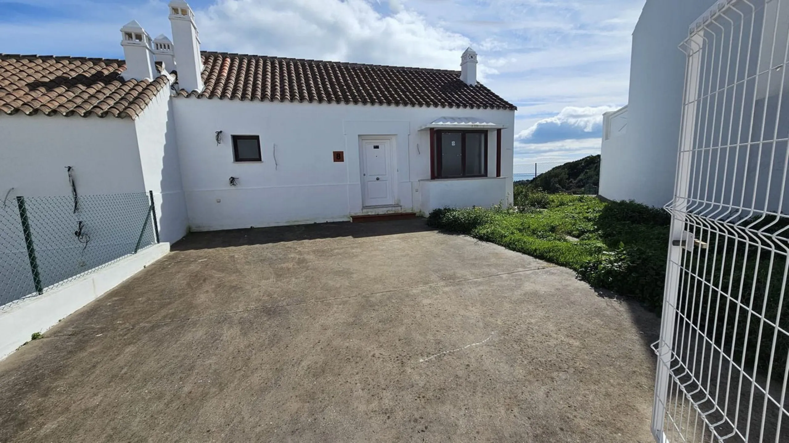 Discover this charming detached home in the exclusive residential complex of Doña Julia, in Casares, Málaga. A property that combines comfort, spaciousness, and a privileged location, ideal for those seeking tranquility, quality of life, and an enviable n