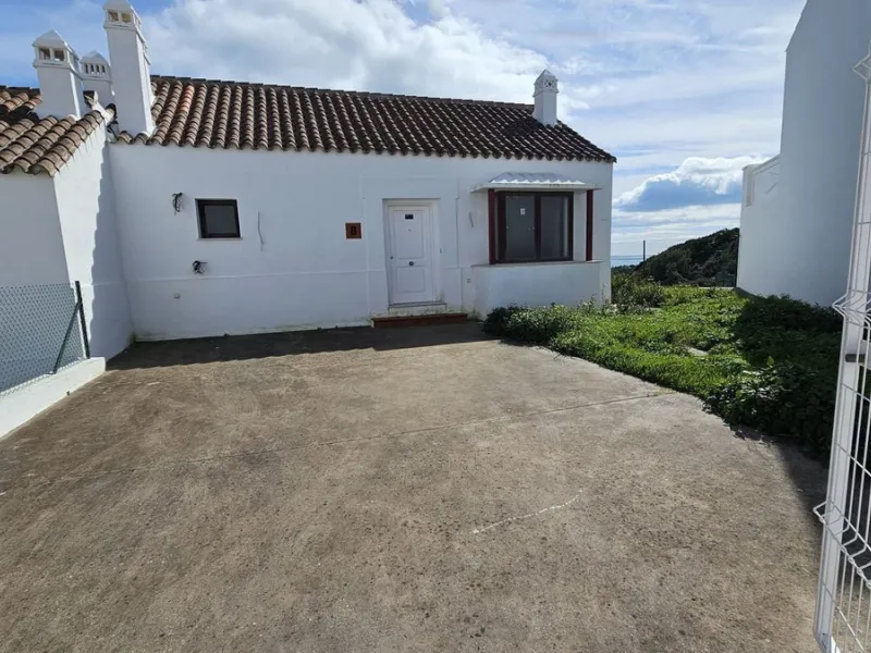 Discover this charming detached home in the exclusive residential complex of Doña Julia, in Casares, Málaga. A property that combines comfort, spaciousness, and a privileged location, ideal for those seeking tranquility, quality of life, and an enviable n