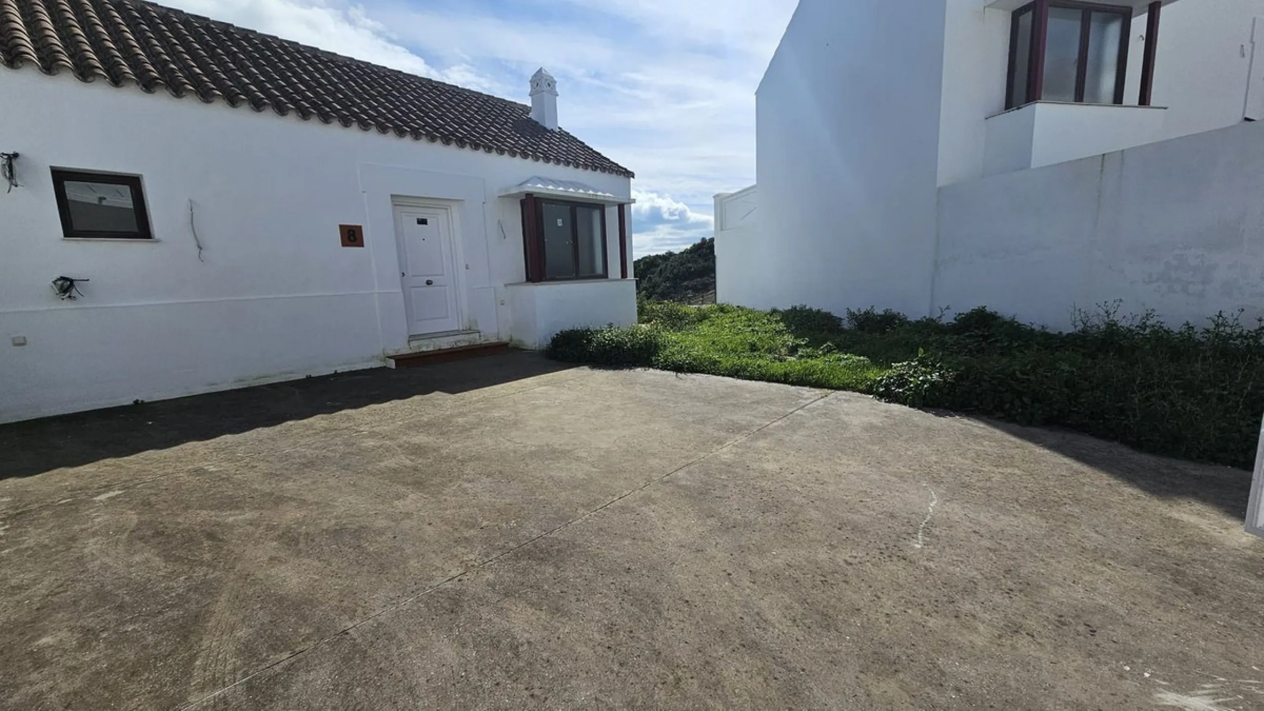Discover this charming detached home in the exclusive residential complex of Doña Julia, in Casares, Málaga. A property that combines comfort, spaciousness, and a privileged location, ideal for those seeking tranquility, quality of life, and an enviable n