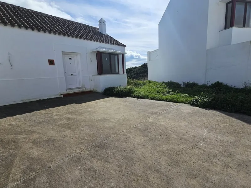 Discover this charming detached home in the exclusive residential complex of Doña Julia, in Casares, Málaga. A property that combines comfort, spaciousness, and a privileged location, ideal for those seeking tranquility, quality of life, and an enviable n
