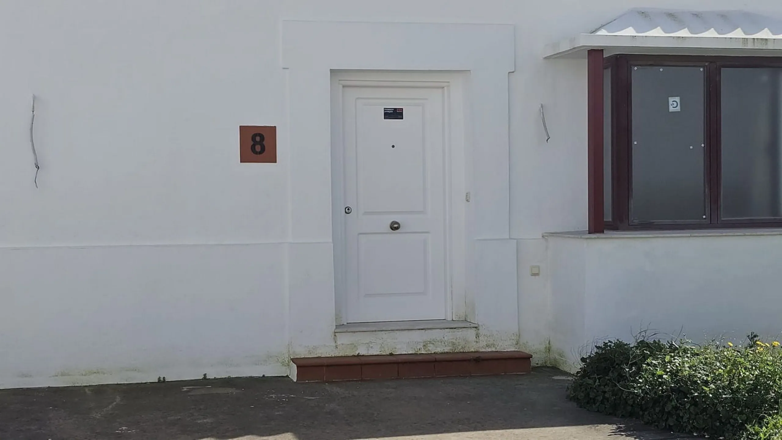 Discover this charming detached home in the exclusive residential complex of Doña Julia, in Casares, Málaga. A property that combines comfort, spaciousness, and a privileged location, ideal for those seeking tranquility, quality of life, and an enviable n