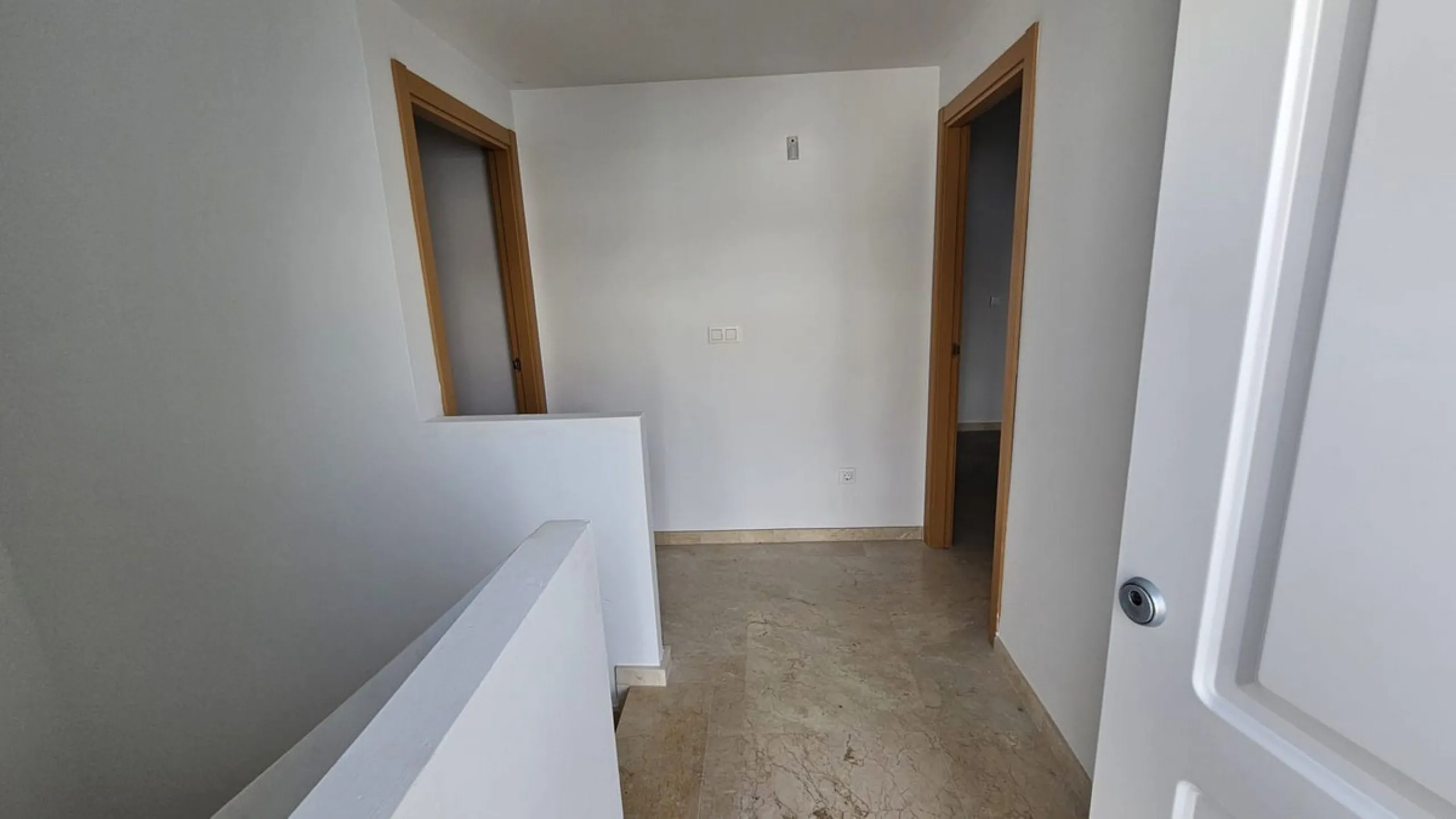 Discover this charming detached home in the exclusive residential complex of Doña Julia, in Casares, Málaga. A property that combines comfort, spaciousness, and a privileged location, ideal for those seeking tranquility, quality of life, and an enviable n