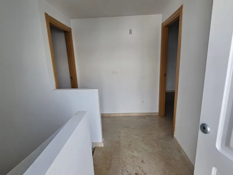 Discover this charming detached home in the exclusive residential complex of Doña Julia, in Casares, Málaga. A property that combines comfort, spaciousness, and a privileged location, ideal for those seeking tranquility, quality of life, and an enviable n