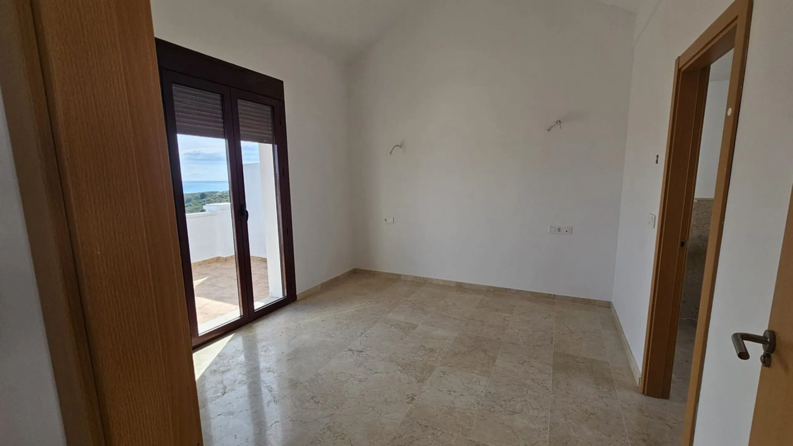 Discover this charming detached home in the exclusive residential complex of Doña Julia, in Casares, Málaga. A property that combines comfort, spaciousness, and a privileged location, ideal for those seeking tranquility, quality of life, and an enviable n