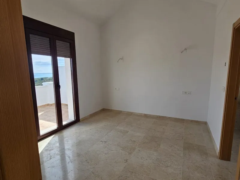 Discover this charming detached home in the exclusive residential complex of Doña Julia, in Casares, Málaga. A property that combines comfort, spaciousness, and a privileged location, ideal for those seeking tranquility, quality of life, and an enviable n