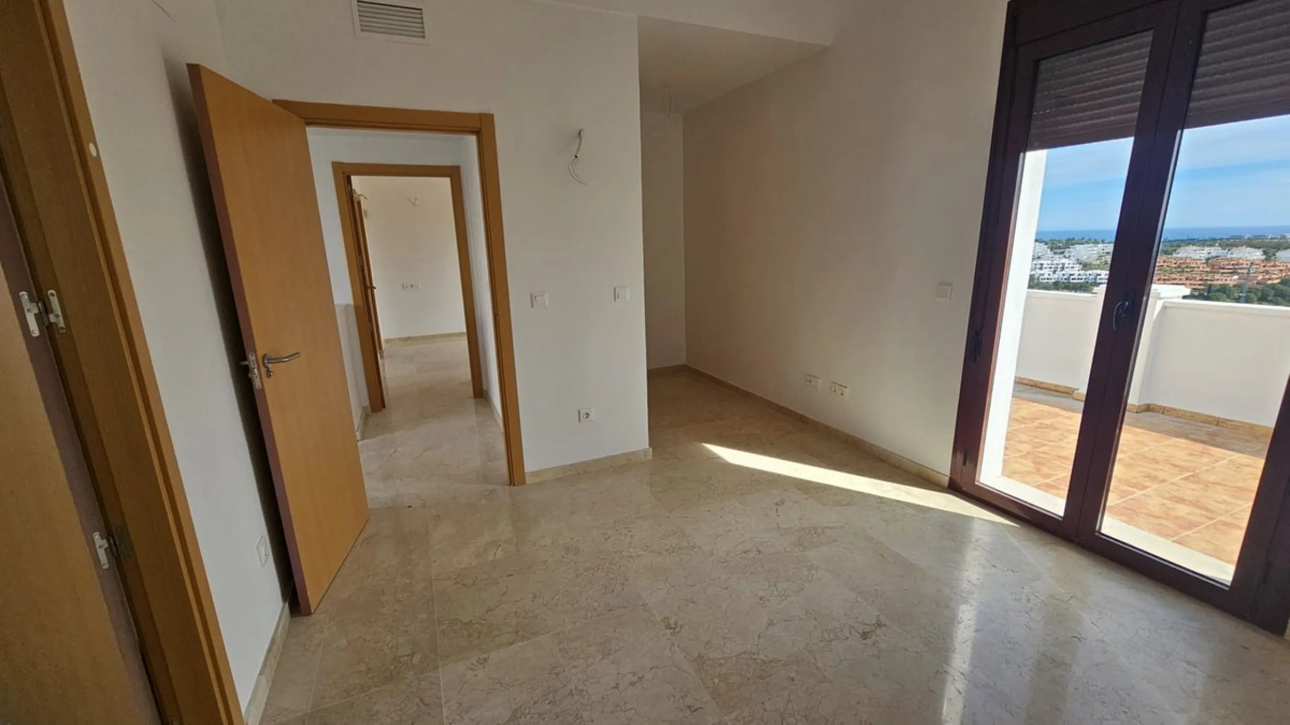 Discover this charming detached home in the exclusive residential complex of Doña Julia, in Casares, Málaga. A property that combines comfort, spaciousness, and a privileged location, ideal for those seeking tranquility, quality of life, and an enviable n