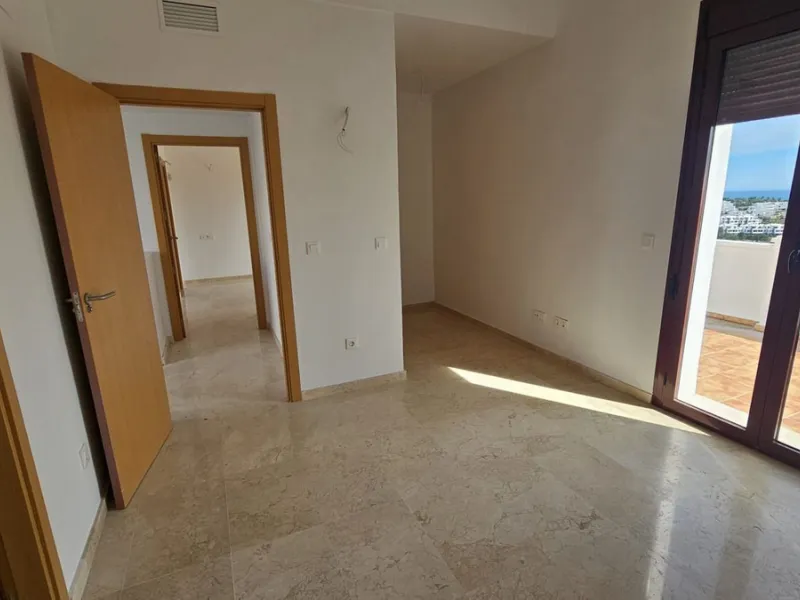 Discover this charming detached home in the exclusive residential complex of Doña Julia, in Casares, Málaga. A property that combines comfort, spaciousness, and a privileged location, ideal for those seeking tranquility, quality of life, and an enviable n