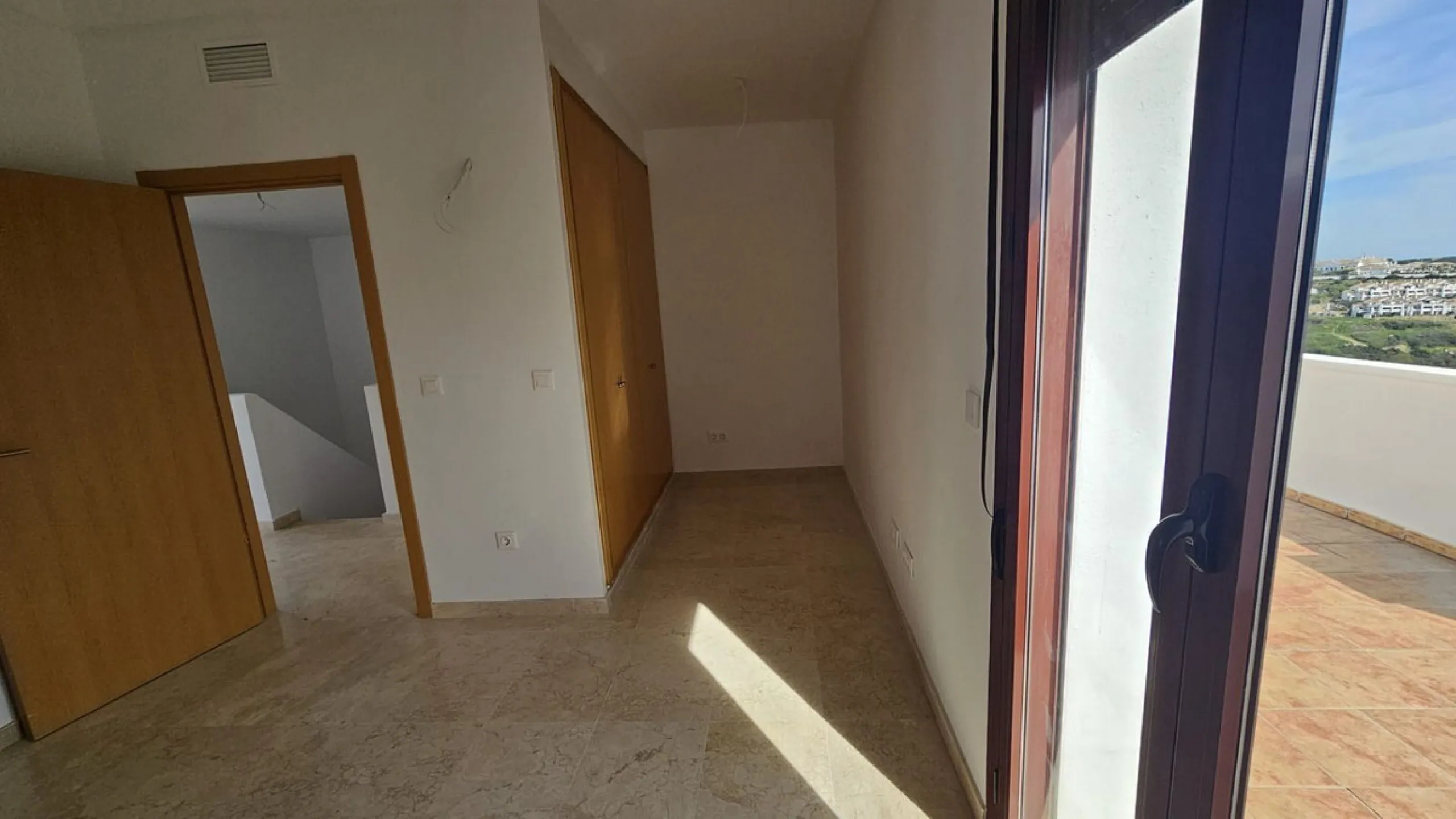 Discover this charming detached home in the exclusive residential complex of Doña Julia, in Casares, Málaga. A property that combines comfort, spaciousness, and a privileged location, ideal for those seeking tranquility, quality of life, and an enviable n
