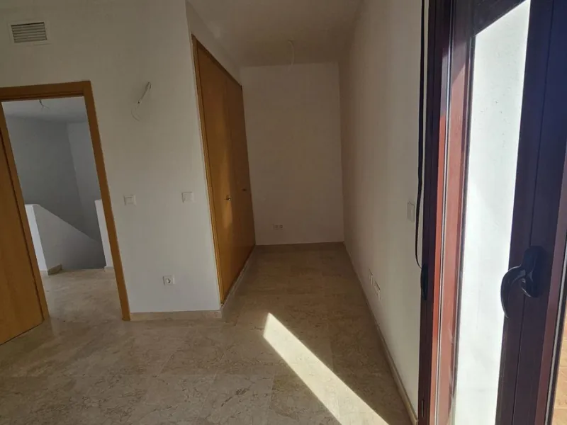 Discover this charming detached home in the exclusive residential complex of Doña Julia, in Casares, Málaga. A property that combines comfort, spaciousness, and a privileged location, ideal for those seeking tranquility, quality of life, and an enviable n