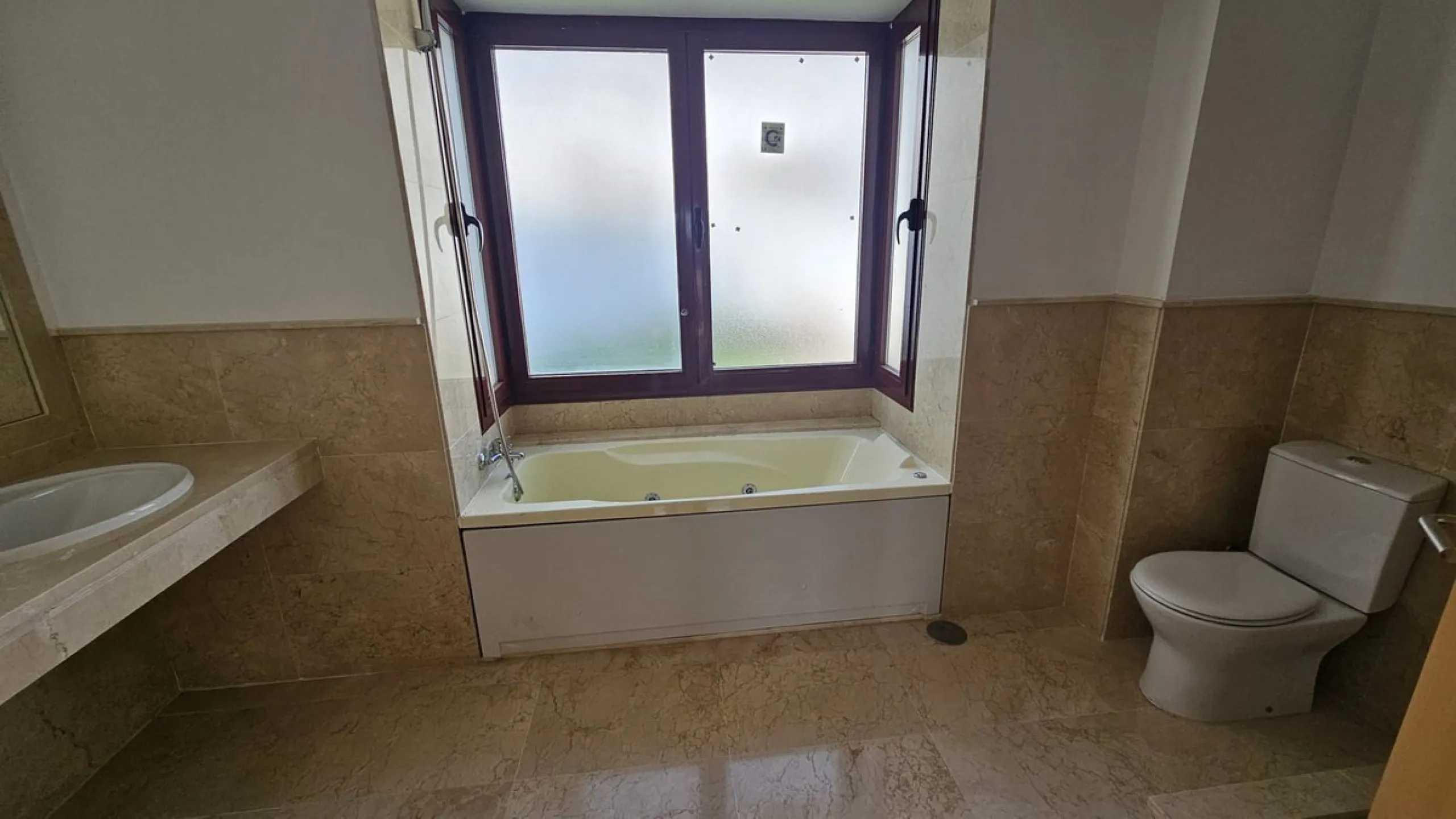 Discover this charming detached home in the exclusive residential complex of Doña Julia, in Casares, Málaga. A property that combines comfort, spaciousness, and a privileged location, ideal for those seeking tranquility, quality of life, and an enviable n