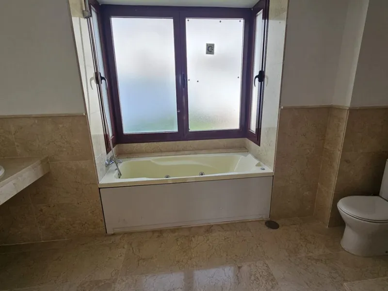 Discover this charming detached home in the exclusive residential complex of Doña Julia, in Casares, Málaga. A property that combines comfort, spaciousness, and a privileged location, ideal for those seeking tranquility, quality of life, and an enviable n