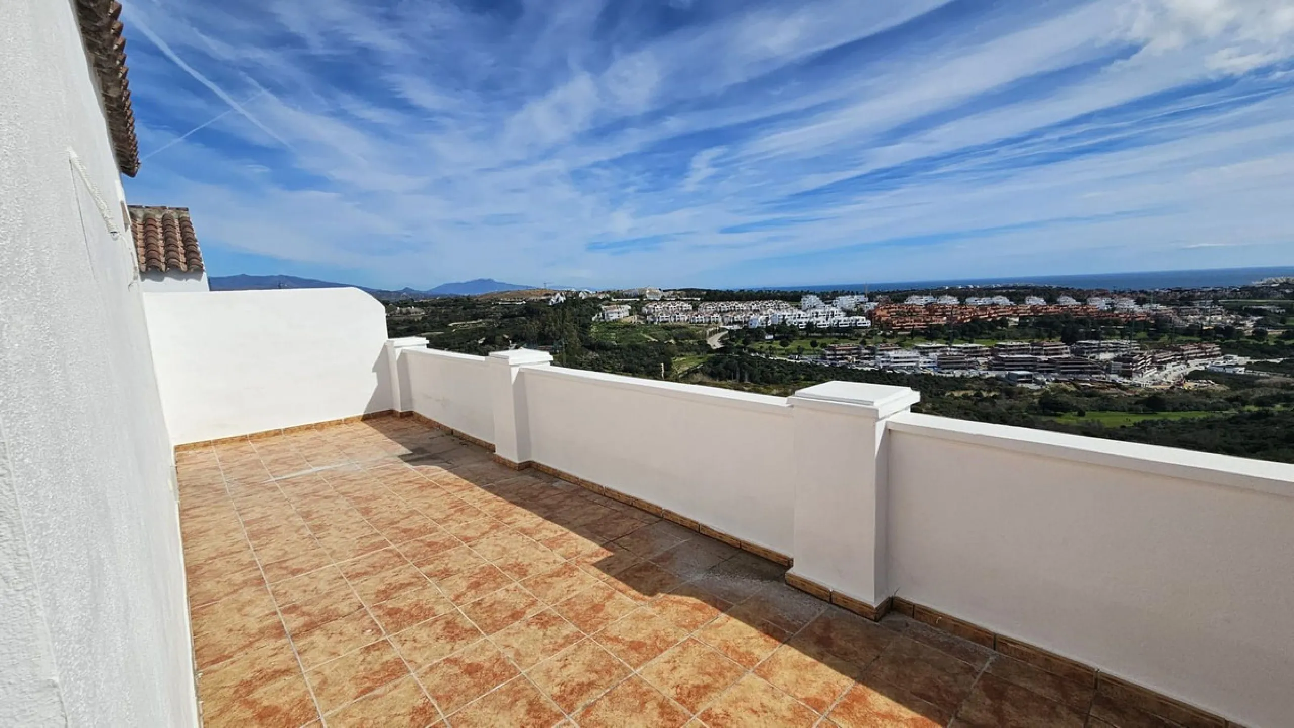 Discover this charming detached home in the exclusive residential complex of Doña Julia, in Casares, Málaga. A property that combines comfort, spaciousness, and a privileged location, ideal for those seeking tranquility, quality of life, and an enviable n