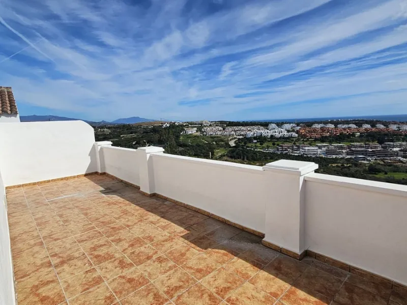 Discover this charming detached home in the exclusive residential complex of Doña Julia, in Casares, Málaga. A property that combines comfort, spaciousness, and a privileged location, ideal for those seeking tranquility, quality of life, and an enviable n