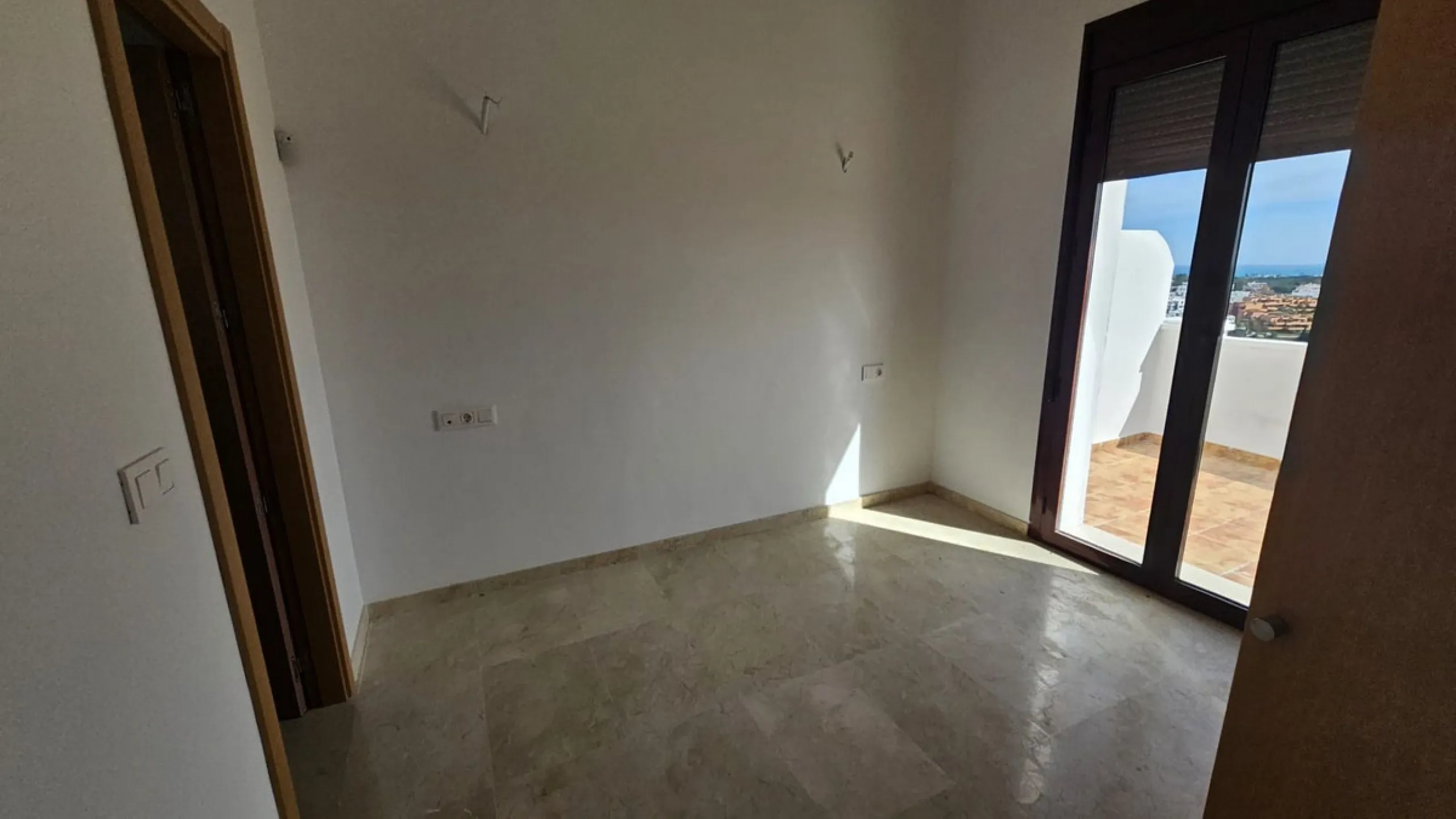 Discover this charming detached home in the exclusive residential complex of Doña Julia, in Casares, Málaga. A property that combines comfort, spaciousness, and a privileged location, ideal for those seeking tranquility, quality of life, and an enviable n