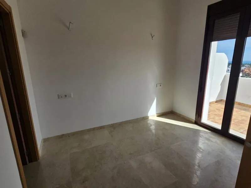 Discover this charming detached home in the exclusive residential complex of Doña Julia, in Casares, Málaga. A property that combines comfort, spaciousness, and a privileged location, ideal for those seeking tranquility, quality of life, and an enviable n
